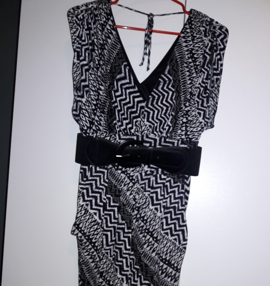 Gorgeous black and white dress!